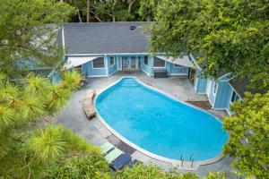 una vista aérea de una piscina frente a una casa en The Blue Lagoon, en Pine Knoll Shores