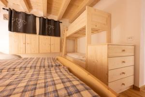 Dormitorio pequeño con litera y vestidor en Ciasa Marta, en Vigo di Fassa