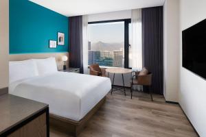 Four Points by Sheraton Josun, Seoul Myeongdong客房内的一张或多张床位