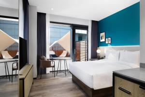 Four Points by Sheraton Josun, Seoul Myeongdong客房内的一张或多张床位