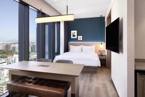 Four Points by Sheraton Josun, Seoul Myeongdong客房内的一张或多张床位
