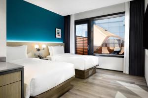 Four Points by Sheraton Josun, Seoul Myeongdong客房内的一张或多张床位