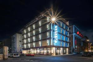 un edificio de hotel con una fachada iluminada por la noche en The Regency, Rome, a Tribute Portfolio Hotel en Roma