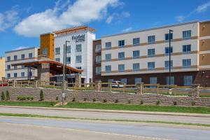 um edifício ao lado de uma estrada ao lado de uma rua em Fairfield Inn & Suites by Marriott Pigeon Forge em Pigeon Forge