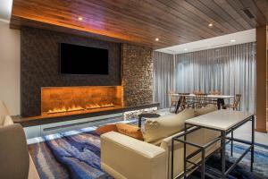 a living room with a fireplace and a tv at Fairfield Inn & Suites by Marriott Pigeon Forge in Pigeon Forge