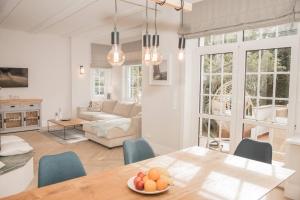 Una cocina y una sala de estar con mesa y sillas. en Appartement salt mit Südterrasse, en Timmendorfer Strand