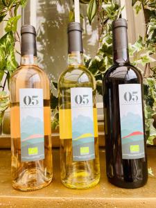 drei Flaschen Wein auf einem Regal in der Unterkunft Auberge de Barret sur Meouge in Barret-sur-Meouge