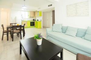 uma sala de estar com um sofá e uma mesa em CARTAGENAFLATS, Apartamentos Anfiteatro Romano 3C em Cartagena