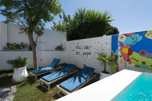 The swimming pool at or close to Terra Aloé