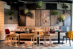 Ein Sitzbereich in der Unterkunft Moxy The Hague