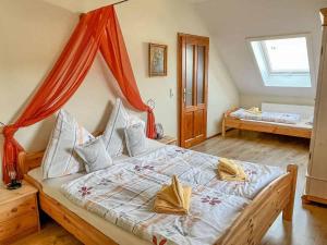 1 dormitorio con 1 cama con 2 almohadas amarillas en Ferienwohnungen Am Eifelsteig, en Neroth