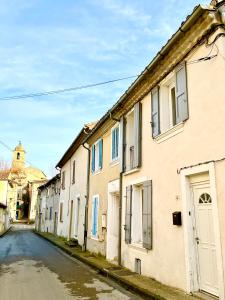 una calle vacía en una ciudad con edificios en Maison de village en Mormoiron