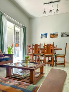 een woonkamer met een tafel en stoelen bij El Oasis in Mendoza