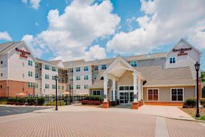 een hotelgebouw met een bakstenen weg ervoor bij Residence Inn by Marriott Roanoke Airport in Roanoke