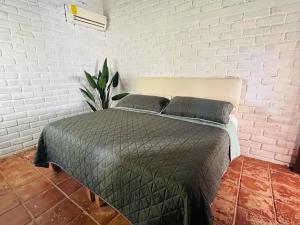 מיטה או מיטות בחדר ב-Cabañas el santuario