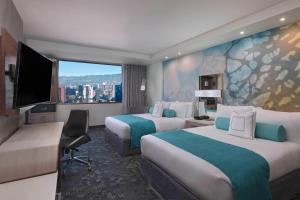 危地馬拉的住宿－危地馬拉城萬怡酒店，酒店客房设有两张床和一台平面电视。
