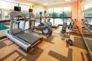 a gym with treadmills and elliptical machines at Courtyard Pittsburgh Greensburg in Greensburg