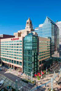 eine Luftansicht eines großen Gebäudes in einer Stadt in der Unterkunft Rochester Marriott Mayo Clinic Area in Rochester