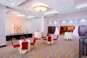una sala de banquetes con mesas, sillas y un escenario en Rochester Marriott Mayo Clinic Area en Rochester