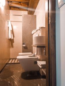 a bathroom with a toilet and a sink at Apartamentos en pleno centro, Aljibe Rodrigo del Campo 2C in Granada