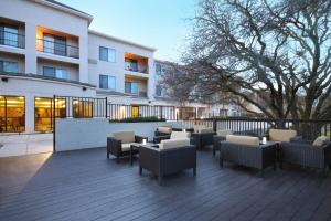 eine Terrasse mit Stühlen und Tischen vor einem Gebäude in der Unterkunft Courtyard by Marriott Roseville in Roseville