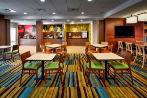 comedor con mesas y sillas y TV en Fairfield Inn & Suites by Marriott Alexandria,Virginia, en Alexandria
