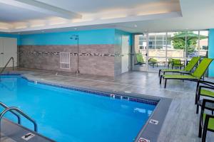 SpringHill Suites by Marriott Grand Rapids West tesisinde veya buraya yakın yüzme havuzu