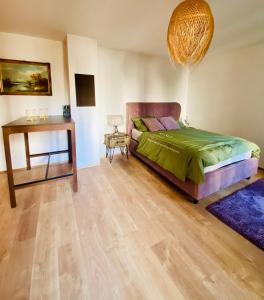 - une chambre avec un lit et une table dans l'établissement Cozy & Charming City Apartment, à Vienne