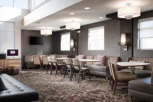 - une salle à manger avec des tables, des chaises et des fenêtres dans l'établissement Residence Inn by Marriott Texarkana, à Texarkana - Texas