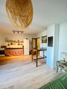 - un salon avec une table et un réfrigérateur dans l'établissement Cozy & Charming City Apartment, à Vienne