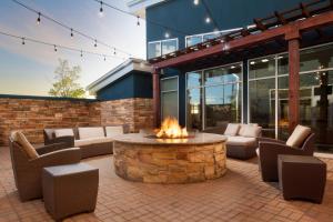 une terrasse avec un foyer extérieur en face d'un bâtiment dans l'établissement Residence Inn by Marriott Texarkana, à Texarkana - Texas