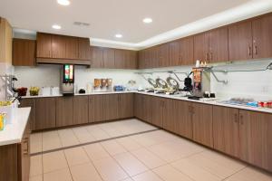 uma grande cozinha com armários de madeira e um balcão em Residence Inn by Marriott Texarkana em Texarkana - Texas