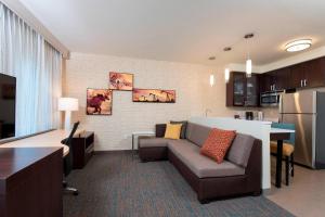 een woonkamer met een bank en een keuken bij Residence Inn by Marriott Houston City Place in Spring