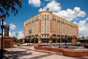 ein großes Gebäude mit einem Brunnen davor in der Unterkunft Houston Marriott Sugar Land in Sugar Land