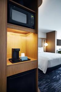 Habitación de hotel con cama y TV en Fairfield Inn & Suites Sheboygan, en Sheboygan