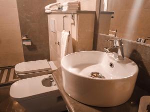 uma casa de banho com um lavatório e um WC em Apartamentos en pleno centro, Aljibe Rodrigo del Campo 2C em Granada