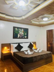 ein Schlafzimmer mit einem Bett mit zwei Kerzen darauf in der Unterkunft Villa Marii in Dipolog City