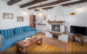 - un salon avec un canapé bleu et une cheminée dans l'établissement Villa Viera, à Buzet