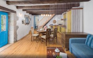 - un salon avec une table et un canapé bleu dans l'établissement Villa Viera, à Buzet