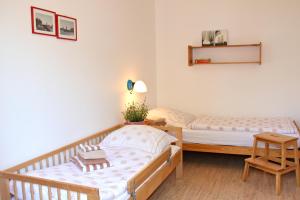 1 Schlafzimmer mit 2 Betten und einem Tisch in der Unterkunft Unter den Linden - 3 in Dahme