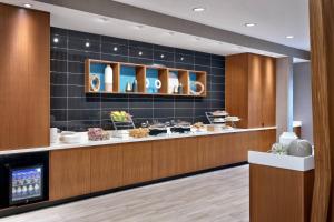 ein Restaurant mit einer Theke mit Essen darauf in der Unterkunft SpringHill Suites By Marriott Salt Lake City West Valley in West Valley City