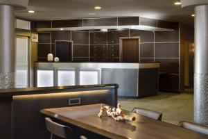Kuchyň nebo kuchyňský kout v ubytování SpringHill Suites Minneapolis-St. Paul Airport/Mall Of America