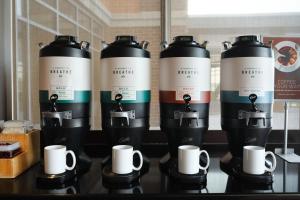 Příslušenství pro přípravu čaje a kávy v ubytování SpringHill Suites Minneapolis-St. Paul Airport/Mall Of America