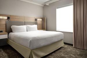 Postel nebo postele na pokoji v ubytování SpringHill Suites Minneapolis-St. Paul Airport/Mall Of America