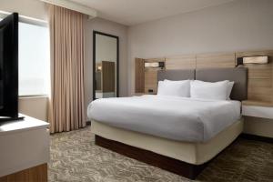 Postel nebo postele na pokoji v ubytování SpringHill Suites Minneapolis-St. Paul Airport/Mall Of America
