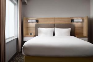 Postel nebo postele na pokoji v ubytování SpringHill Suites Minneapolis-St. Paul Airport/Mall Of America