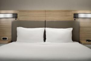 Postel nebo postele na pokoji v ubytování SpringHill Suites Minneapolis-St. Paul Airport/Mall Of America