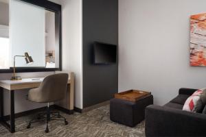 TV a/nebo společenská místnost v ubytování SpringHill Suites Minneapolis-St. Paul Airport/Mall Of America