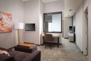 TV a/nebo společenská místnost v ubytování SpringHill Suites Minneapolis-St. Paul Airport/Mall Of America