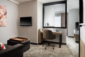 TV a/nebo společenská místnost v ubytování SpringHill Suites Minneapolis-St. Paul Airport/Mall Of America